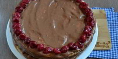 шоколадный торт с вишней