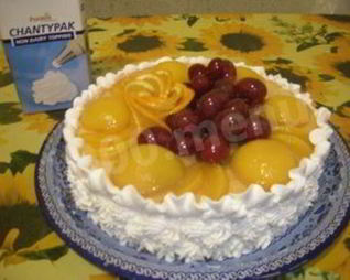 Торт бисквит с белковым кремом и фруктами