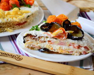 Торт из баклажанов с помидорами и сыром