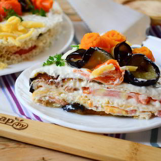 Торт из баклажанов с помидорами и сыром