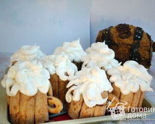 Торт Пивные кружки с бочкой пива медовые шарики