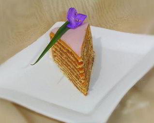 Торт с шоколадным кремом и пралине