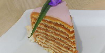 торт с шоколадным кремом и пралине