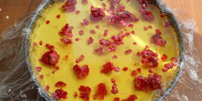 творожно-желейный торт с малиной без выпечки