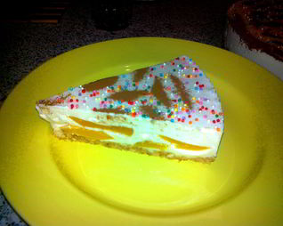 Творожный торт с персиками