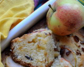 Яблочный бисквит с изюмом