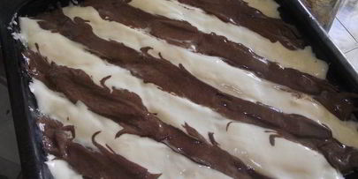 вишневый полосатый рулет