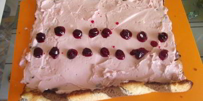 вишневый полосатый рулет