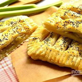 Выпечка с ревенем из слоеного теста