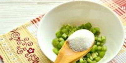 выпечка с ревенем из слоеного теста