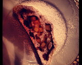 Яблочно-творожный рулет