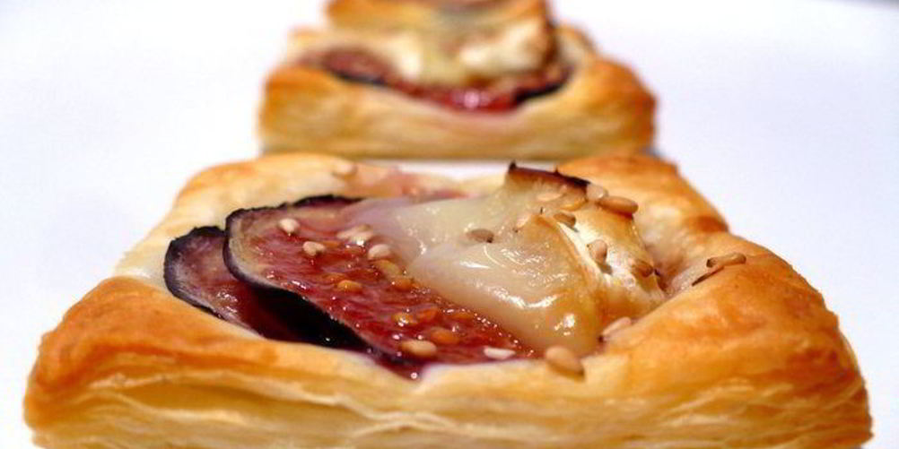 Рецепт закусочные слойки с инжиром и камамбером