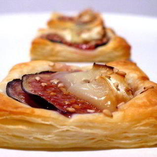 Закусочные слойки с инжиром и камамбером