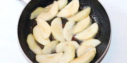 гречневая запеканка с карамельными яблоками