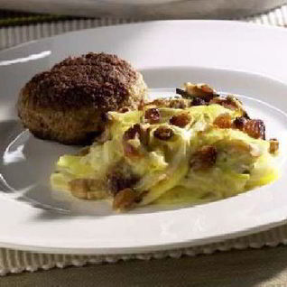 Картофельная запеканка с изюмом и орешками