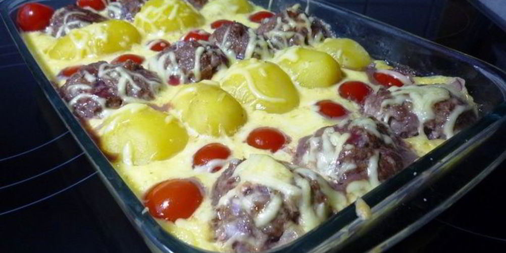 Рецепт картофельная запеканка с тефтелями и томатами черри