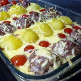 Картофельная запеканка с тефтелями и томатами черри