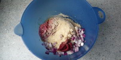 картофельная запеканка с тефтелями и томатами черри