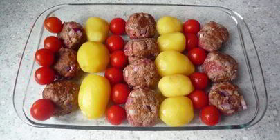 картофельная запеканка с тефтелями и томатами черри