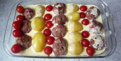 картофельная запеканка с тефтелями и томатами черри