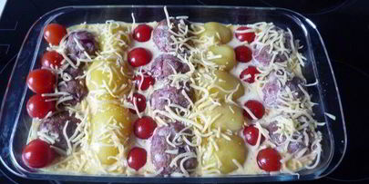 картофельная запеканка с тефтелями и томатами черри