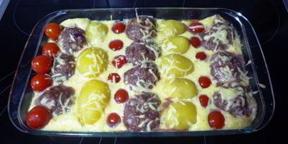 картофельная запеканка с тефтелями и томатами черри