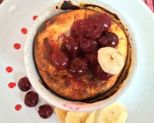 Легкая творожная запеканка с вишней