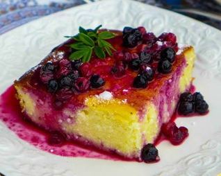 Творожная запеканка на сметане с ягодным соусом