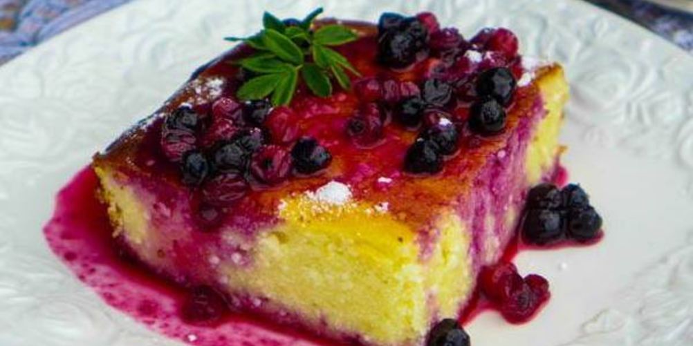 Рецепт творожная запеканка на сметане с ягодным соусом