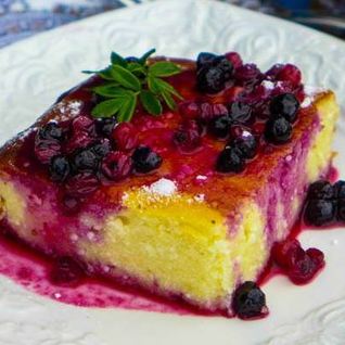 Творожная запеканка на сметане с ягодным соусом