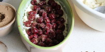 творожная запеканка с овсяными хлопьями и вишней