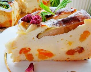 Воздушная творожная запеканка с курагой и яблоками