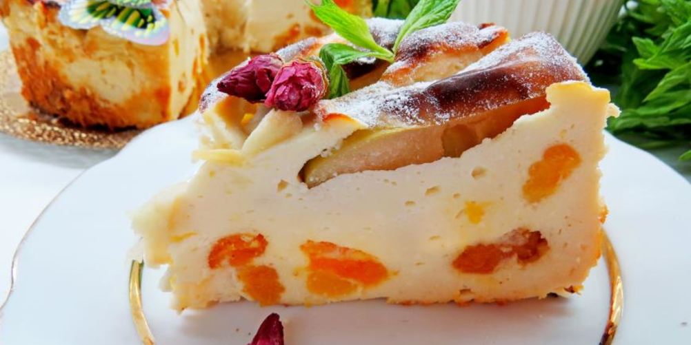 Рецепт воздушная творожная запеканка с курагой и яблоками