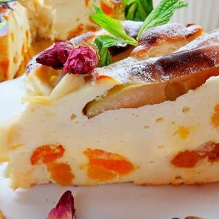 Воздушная творожная запеканка с курагой и яблоками