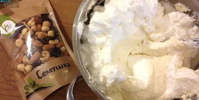 воздушная запеканка с изюмом и орешками