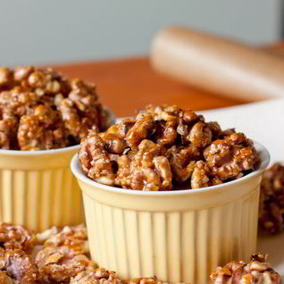 Грецкие орехи в коричневом сахаре с чили