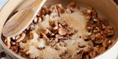 грецкие орехи в коричневом сахаре с чили