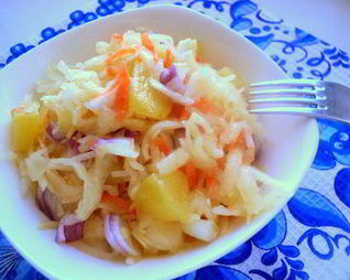 Капуста квашенная с яблоками в банке