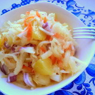 Капуста квашенная с яблоками в банке