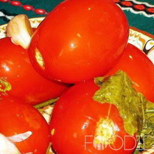 Квашеные помидоры в кастрюле