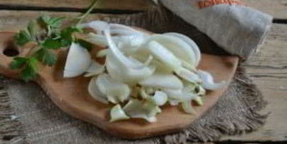 лук в томатной заливке на зиму