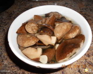 Грибы маринованные