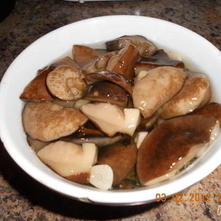 Грибы маринованные