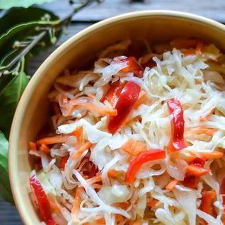 Маринованная капуста с луком