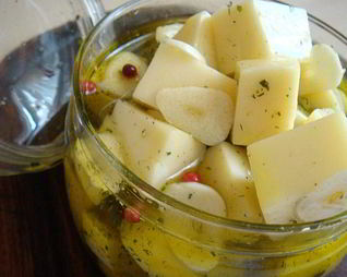 Маринованная моцарелла на закуску к вину