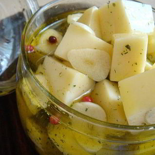 Маринованная моцарелла на закуску к вину