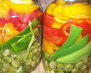 Маринованный болгарский перец с крыжовником