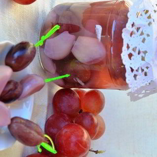 Маринованный чеснок с виноградом