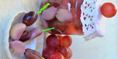 маринованный чеснок с виноградом