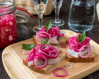 Маринованный красный лук